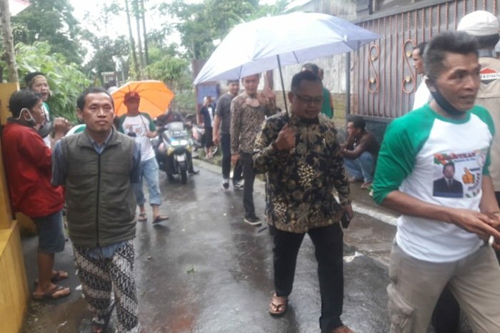 Baban Sobandi yang didampingi beberapa orang tim suksesnya, memilih berkampanye tidak berorasi tapi dengan cara langsung  blusukan menyambangi warga ngobrol ngopi bareng. /Dok. Apakabarbogor.com/Iwan Maulana Ardi