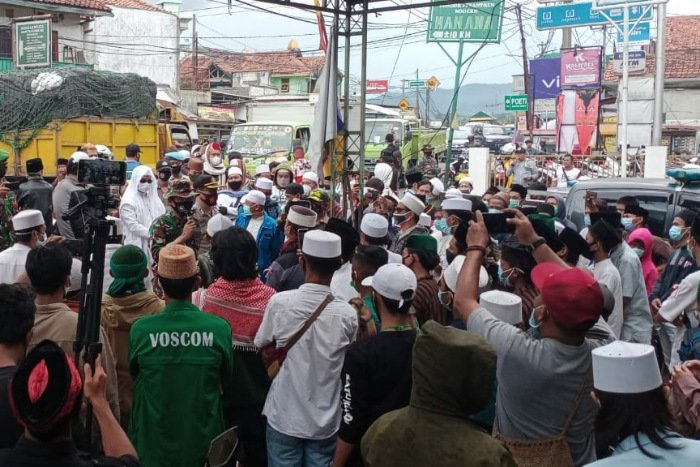 Massa langsung masuk ke halaman parkir Polsek Cibungbulang kemudian melakukan orasi. /Dok. Apakabarbogor.com/Haidy Arsyad