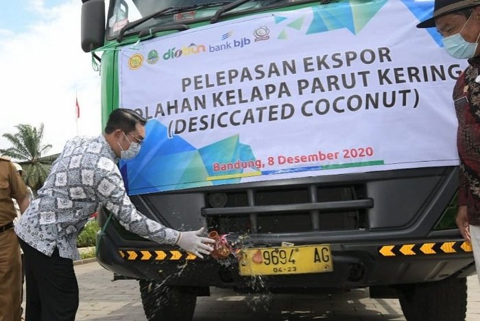 Acara pelepasan 20 ton kelapa parut kering ke Arab Saudi oleh Gubernur Jawa Barat Ridwan Kamil. /Instagram.com/@westjavagov_.