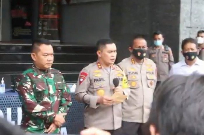 Konferensi Pers terkait insiden penyerangan terhadap anggota Polri yang melaksanakan tugas oleh pengikut Habib Rizieq Shihab (HRS). /Instagram.com/@humas.pmj.