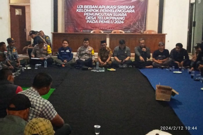 Panitia Pemungutan Suara (PPS) dan Pemerintahan Desa Teluk Pinang Kecamatan Ciawi Kabupaten Bogor, lakukan ritual doa bersama. (Dok. Iwan)