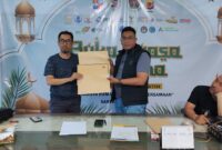 Ketua OC Syarif (kanan) sedang menerima berkas salah satu bakal calon Ketua PWI kota Bogor (Sok.Apakabarbogor/ash)