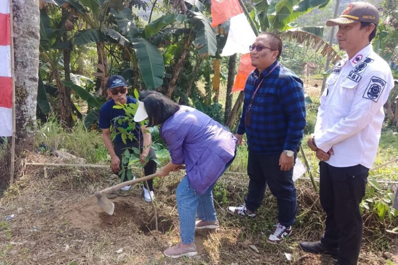 Anggota Dewan Sumberdaya air Nasional, Ir Penni Susanti sedang menanam pohon pada peringatan Hari sungai Nasional. (Sok.Apakabarbogor/ash).