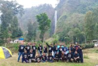 Poto bersama peserta touring Pers Motor Club (PMC) di Curug Citambur Kabupaten Cianjur./Dok.PMC.