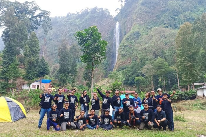 Poto bersama peserta touring Pers Motor Club (PMC) di Curug Citambur Kabupaten Cianjur./Dok.PMC.