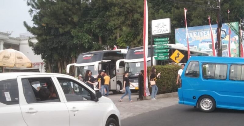 Bus yang berjajar di lokasi wisata Cigww, Megamendung.(Dok.Apakabarbogor/wan).