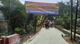 Masyarakat Sukamahi gotong royong membangun jalan tembus antar dua kecamatan.(Sok.Apakabarbogor/ash)