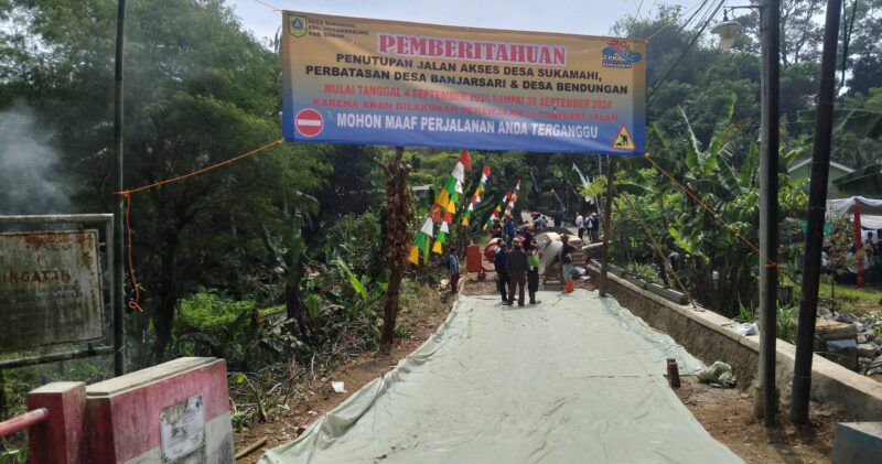 Masyarakat Sukamahi gotong royong membangun jalan tembus antar dua kecamatan.(Sok.Apakabarbogor/ash)