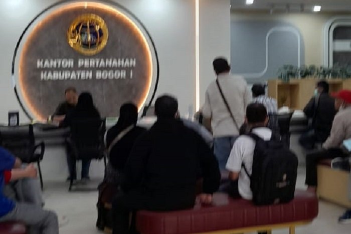 Masyatakat Kabupaten Bogor tampak antusias mengikuti program Pelayanan akhit Pelan (Pelataran) di Kantor Pertanahan Kabupaten Bogor 1. (Dok. Wido)